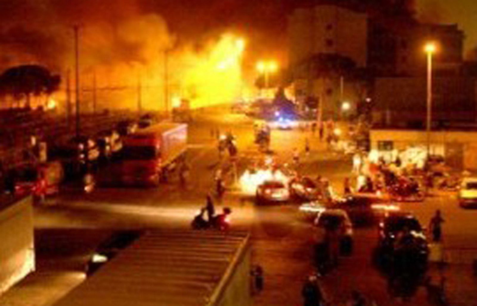 La explosión de dos vagones cisterna de gas es la causa de la tragedia en la localidad de Viareggio en la región de Toscana, 400 kilómetros al norte de Roma. Al menos seis personas han muerto y 50 han resultado heridas. Dos edificios se han derrumbado (30/06/09).