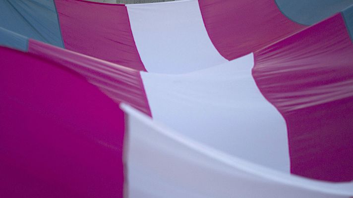 Telediario 1 - El Constitucional avala que los menores "con suficiente madurez" puedan pedir el cambio de sexo en el registro civil