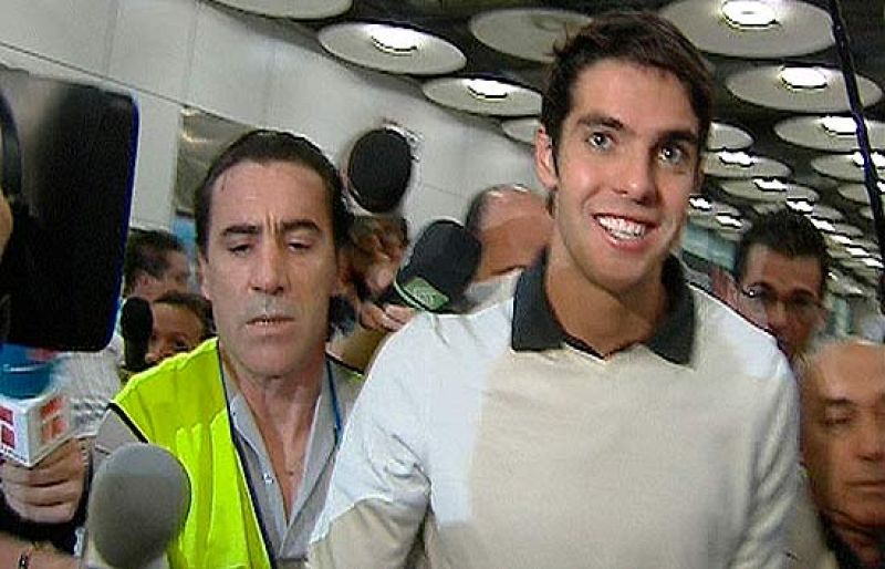  El brasileño Ricardo "Kaká", que será presentado esta tarde como nuevo jugador del Real Madrid en el estadio Santiago Bernabéu, a su llegada esta mañana al aeropuerto de Barajas.