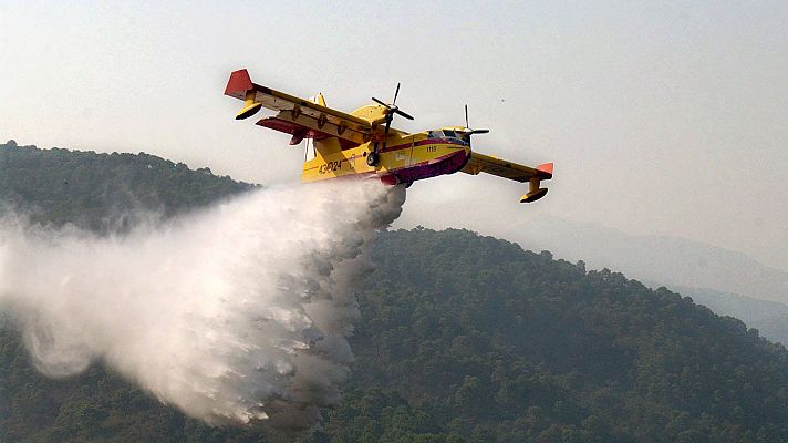 Un recorrido a bordo de un avión 'apagafuegos' del Ejército 