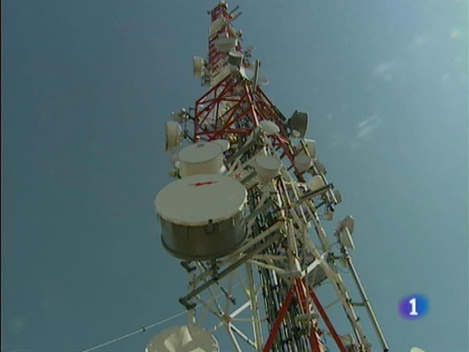              A las doce de este mediodía se ha procedido al apagado del emisor analógico de televisión del Naranco, en Oviedo, y otros tres repetidores que dependen de él. Cuarenta mil asturianos del centro de la comunidad sólo pueden ver ya la televisión digital.La asociación "Solidarios con la Infancia" ha hecho felices a un grupo de niños y niñas rusos de entre cinco y dieciseis años. Esta entidad, con sede el la localidad langreana de Ciaño, ha hecho posible la acogida de diecisiete menores provenientes de varios orfanatos de la ciudad de Tula, al sur de Moscú. Durante este verano todos disfrutarán de sus familias de acogida asturianas.