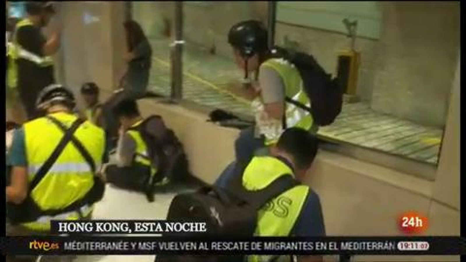 La policía disuelve con gas lacrimógeno a los manifestantes reunidos frente a la oficina de enlace del Gobierno chino en Hong Kong