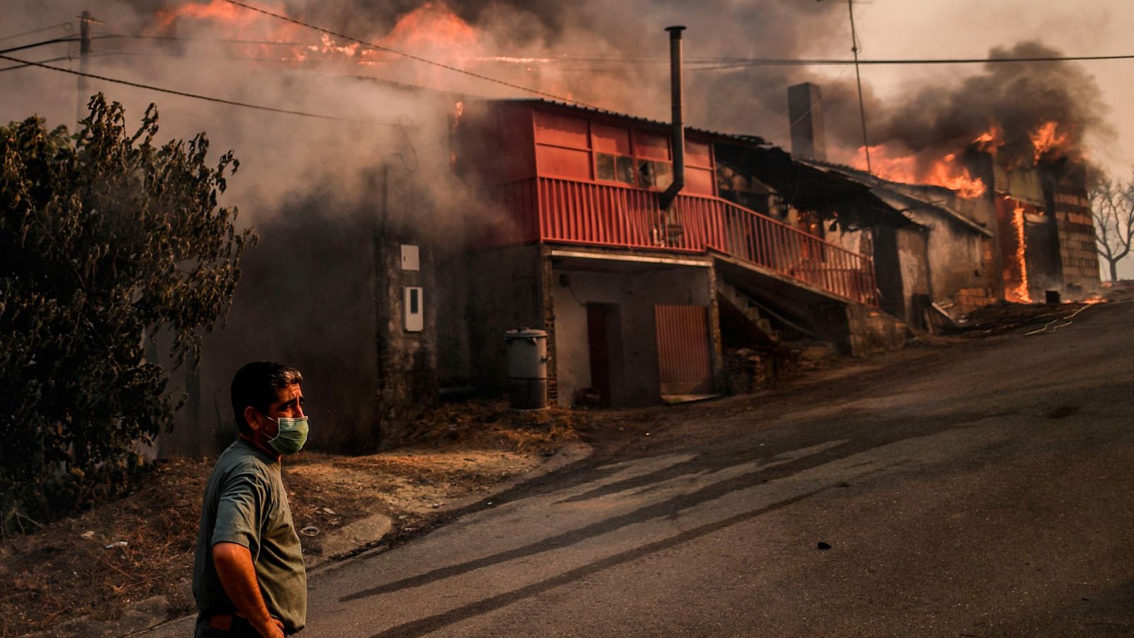 Telediario 1: Sigue la lucha contra los incendios que asolan el centro de Portugal | RTVE Play