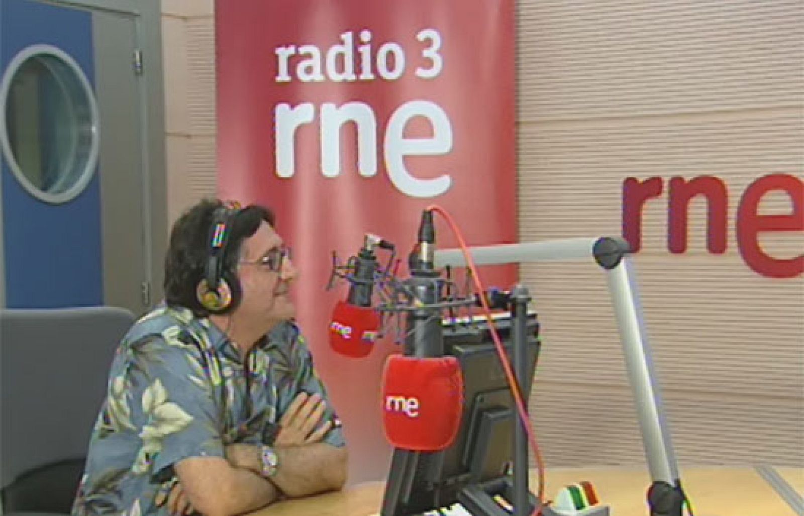 Lo celebra con un maratón de radio de treinta horas continuadas.