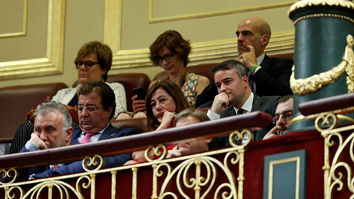 El ambiente del debate: flores amarillas y aforo limitado