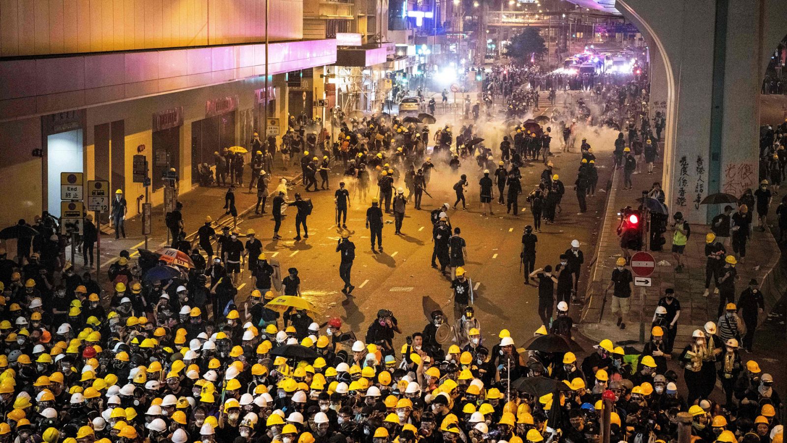 La policía disuelve con gas lacrimógeno a los manifestantes frente a la oficina de enlace del Gobierno Chino en Hong Kong