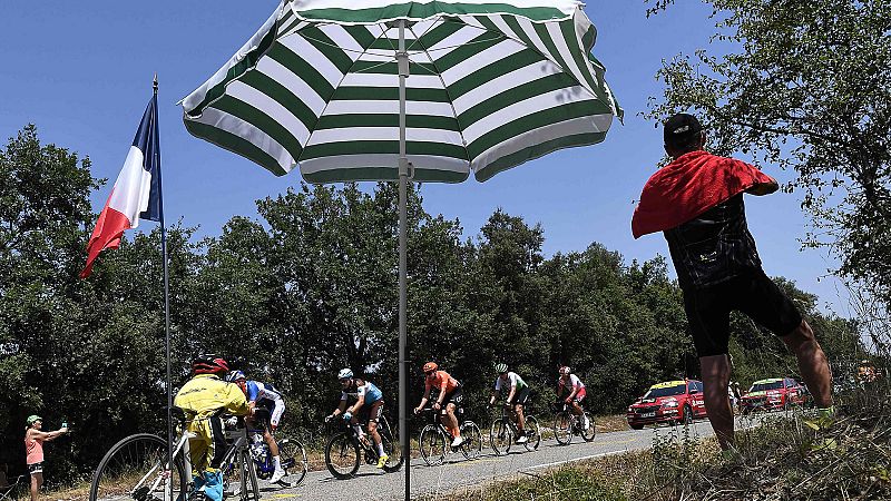 El Tour es un fen�meno de masas, especialmente en las cunetas de las carreteras que recorre, donde se concentran miles de seguidores orgullosos de su carrera, especialmente este a�o, en el que ven de nuevo la posibilidad de que un compatriota logre e