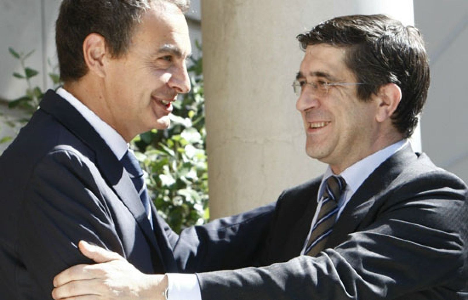 El presidente del Gobierno y el lehendakari socialista se han reunido por primera vez en La Moncloa en un encuentro en el que han hablado de ETA, la crisis económica y las infraestructuras.  