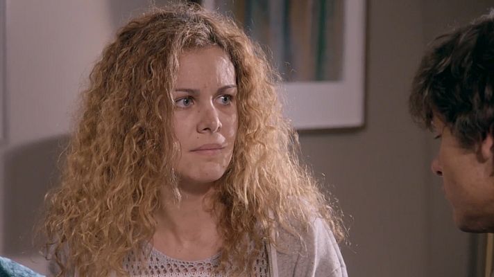 Servir y proteger - Sandra Vallejo le cuenta a Santos Mercader información sobre