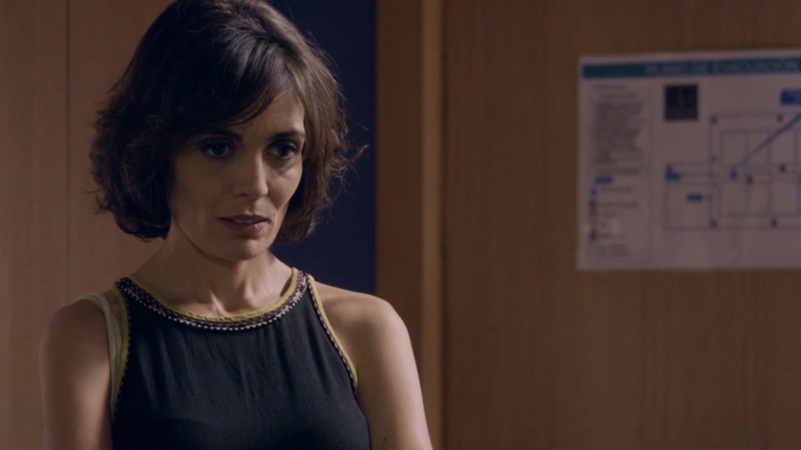 Coco le entrega el pen drive a Santos Mercader