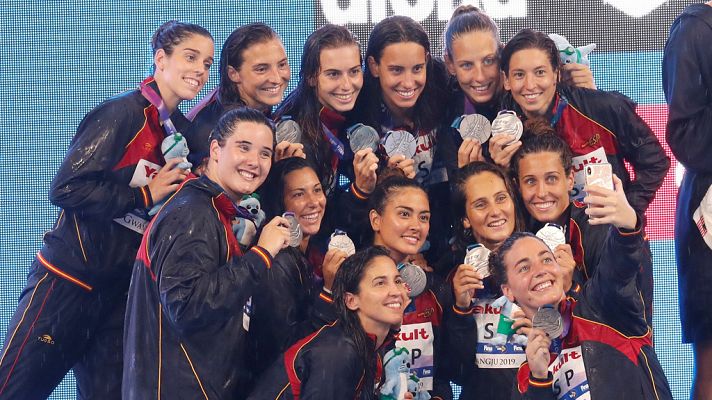  - La selección española femenina de waterpolo recibe la medalla de plata mundial