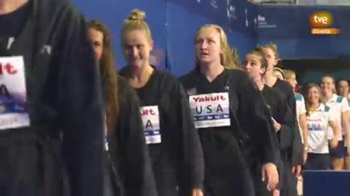  - La selección española femenina de waterpolo recibe la medalla de plata mundial