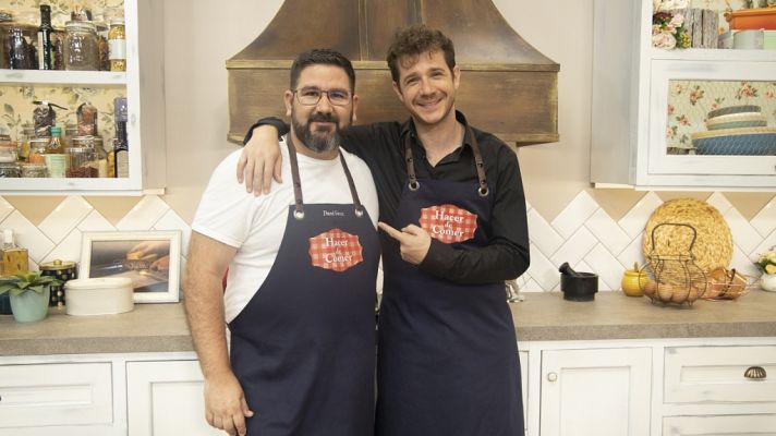 Hacer de comer - Arroz a la cubana y tortitas de plátano con sirope de fresa