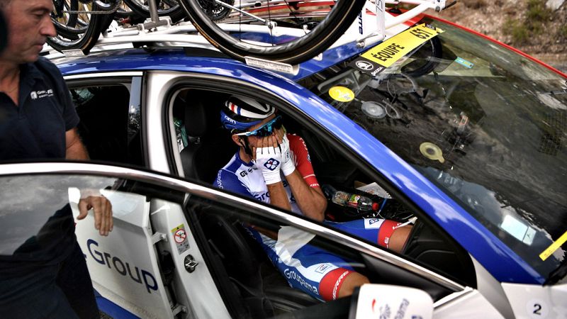 El corredor galo del Groupama-FDJ ha sufrido un calvario en la primera parte de la 19ª etapa y ha acabado por abandonar debido a unos problemas musculares.