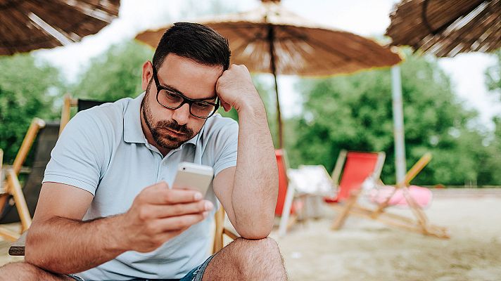 Telediario 1 - Conectados al trabajo también en vacaciones