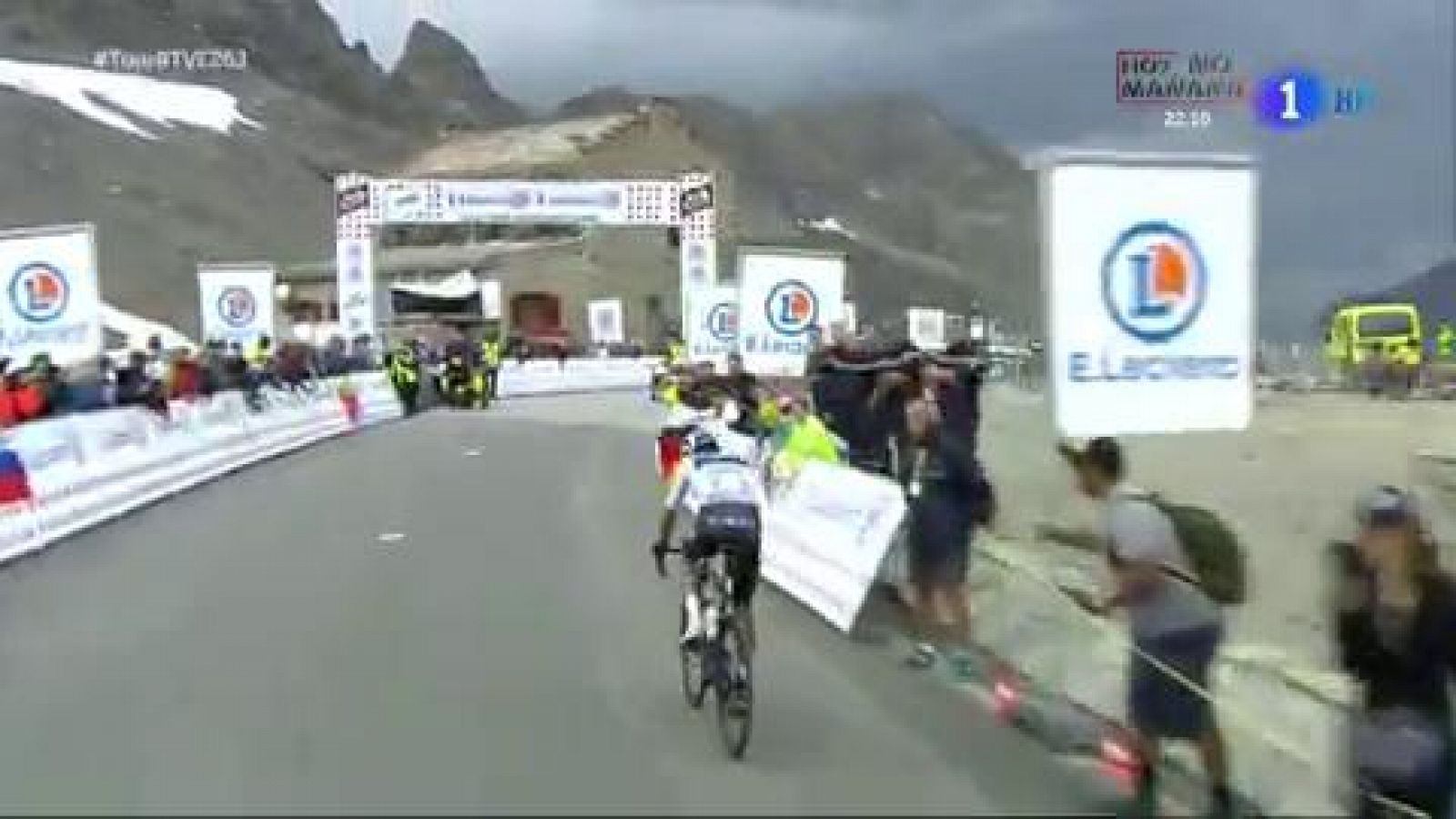 La nieve presente en la calzada obligó a anular parte de la etapa 19 del Tour de Francia, que quedó circunscrita a su paso por el Iseran, donde el colombiano Egan Bernal fue primero y había conquistado el maillot amarillo de líder.