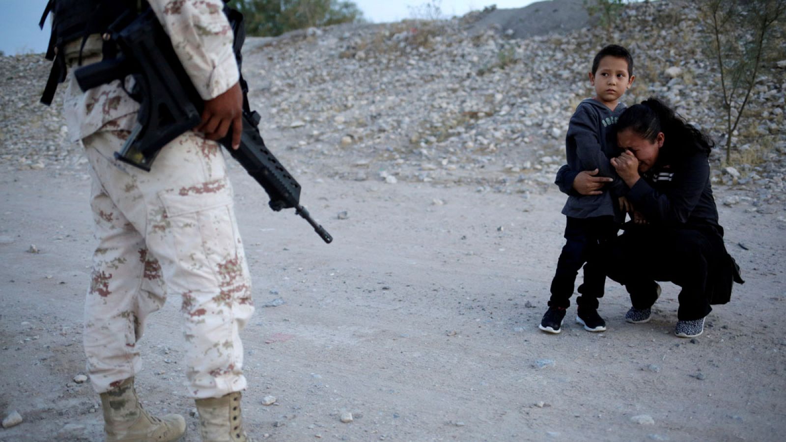 Una madre y su hijo de seis años intentan pasar la frontera de México a Estados Unidos sin éxito