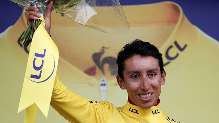 Egan Bernal se pone líder en una etapa suspendida por un temporal