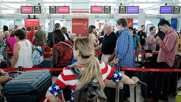 Telediario 1 - Miles de afectados por la huelga del personal de Iberia en Barcelona-El Prat