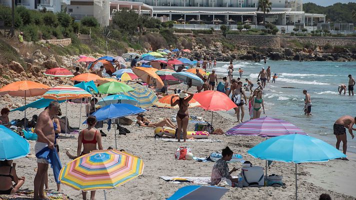 Telediario 1 - Los trabajadores atienden mensajes de trabajo en vacaciones