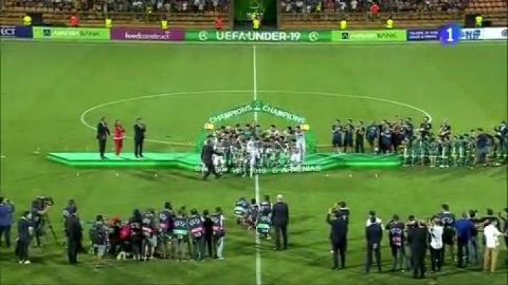  - La entrega de copa a los campeones