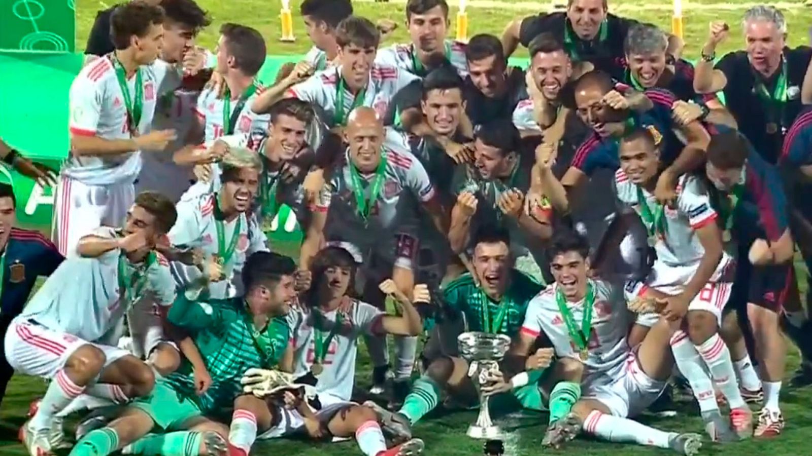 La entrega de copa a los campeones