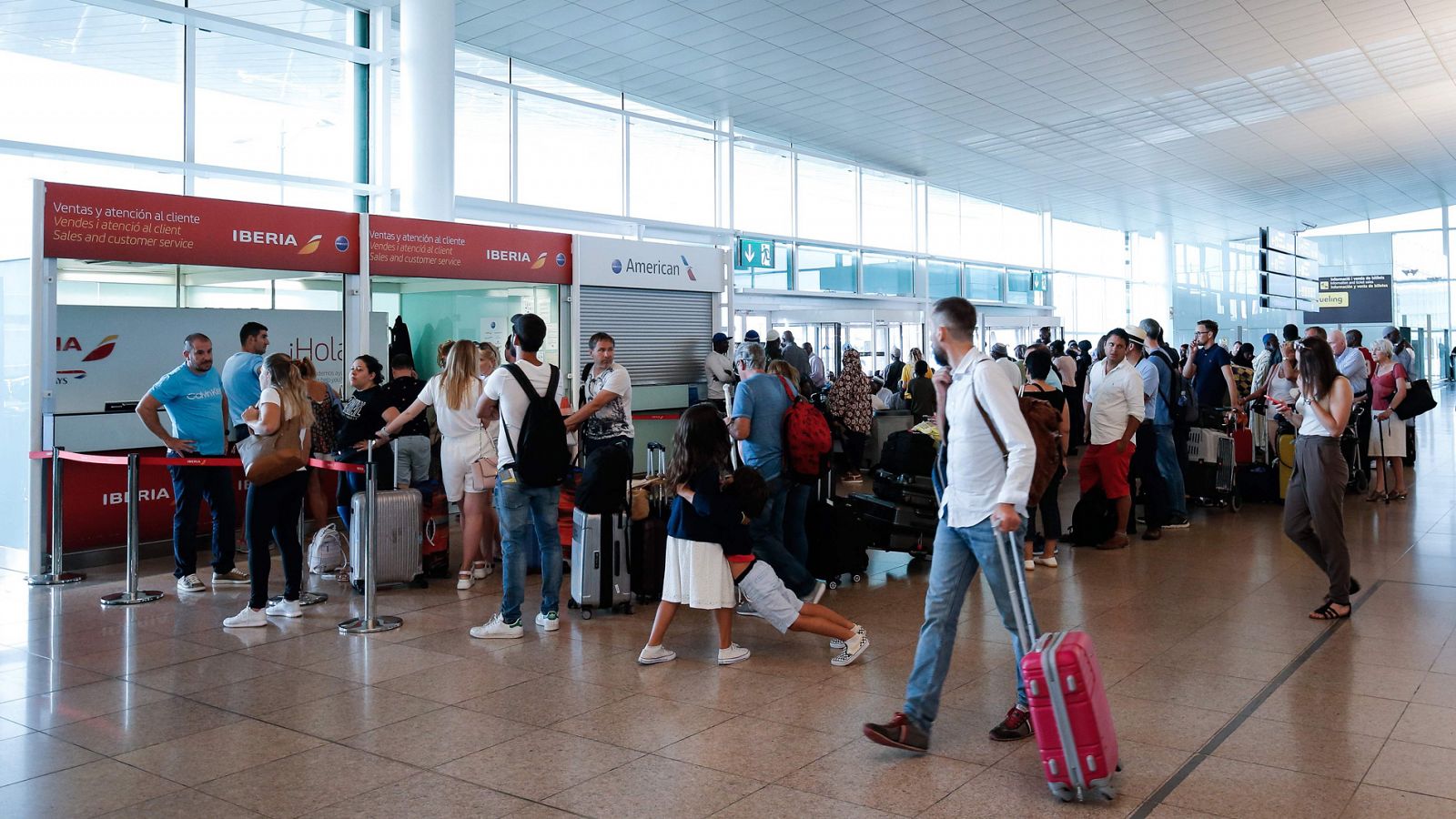Indignación entre los pasajeros afectados por la huelga del personal de tierra de Iberia en El Prat - ver ahora