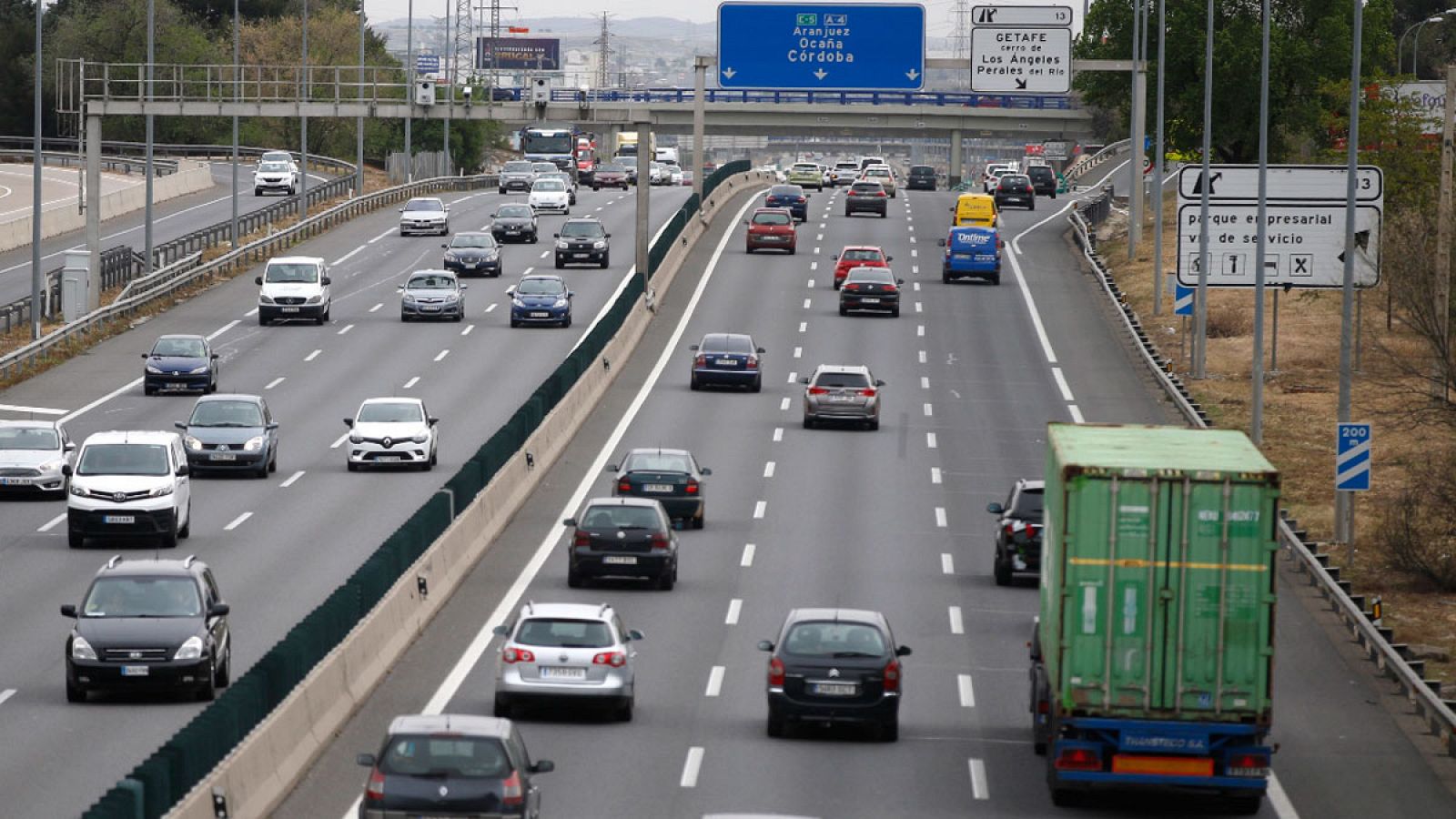 Telediario 1: Trabajar como camionero, un reto con dificultad añadida en la operación salida | RTVE Play