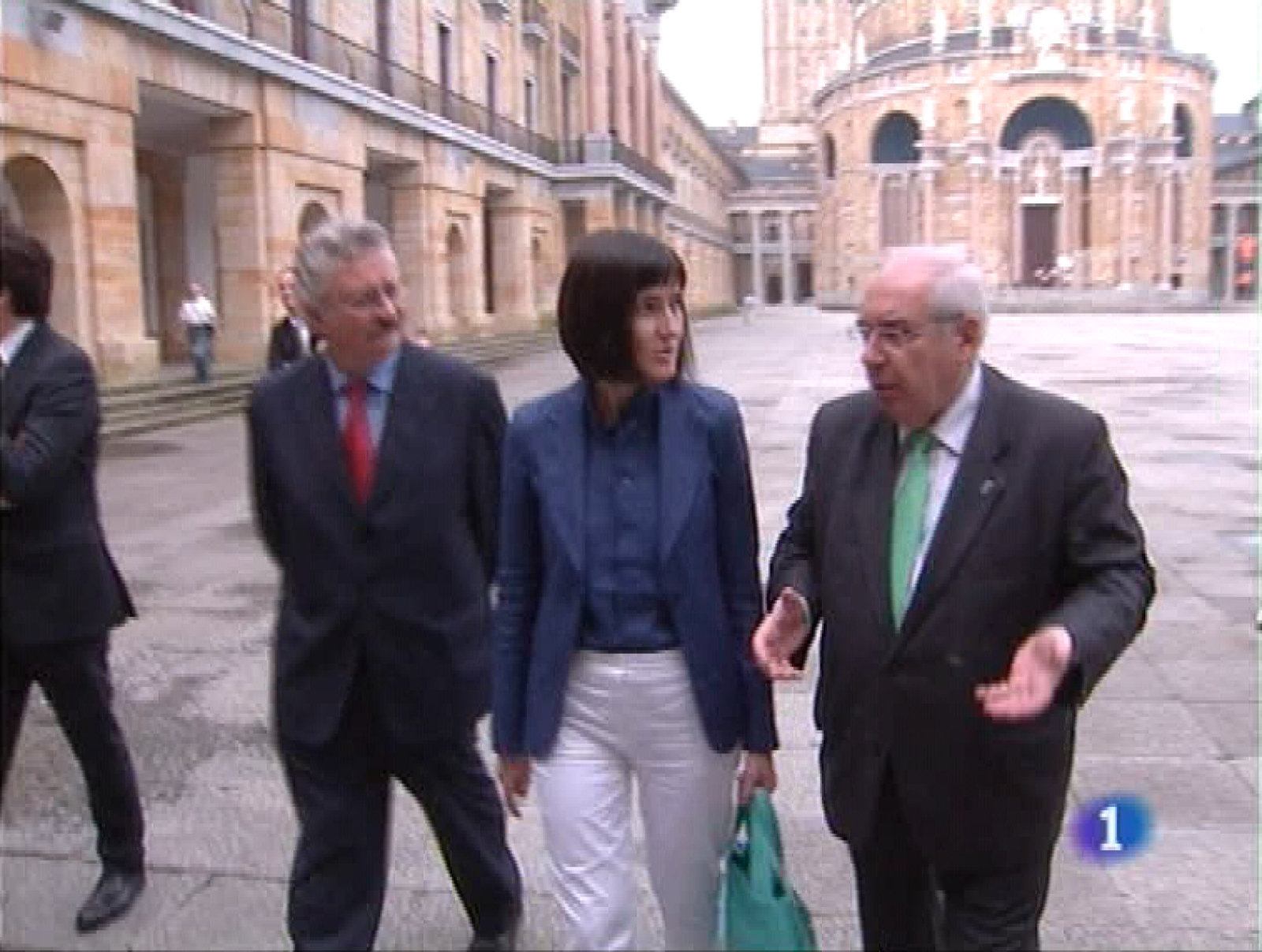             La ministra de Cultura inaugura la quinta Feria del Ocio Interactivo "Gamelab 2009". Dice que el reciente reconocimiento del videojuego como industria cultural es un ejemplo de cómo el Gobierno de la nación apuesta por la cultura también como fuente de riqueza. Los diez primeros postes de recarga para vehículos eléctricos en Asturias se instalarán en Gijón. El Ayuntamiento ha firmado este mediodía un convenio con un consorcio de empresas de la región para impulsar la expansión de este tipo de vehículos, que son, sobre todo, menos contaminantes que los tradicionales.