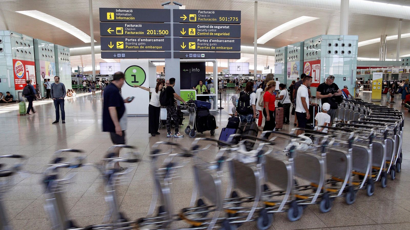 81 vuelos cancelados durante la segunda jornada de huelga del personal de tierra de Iberia en El Prat - ver ahora 