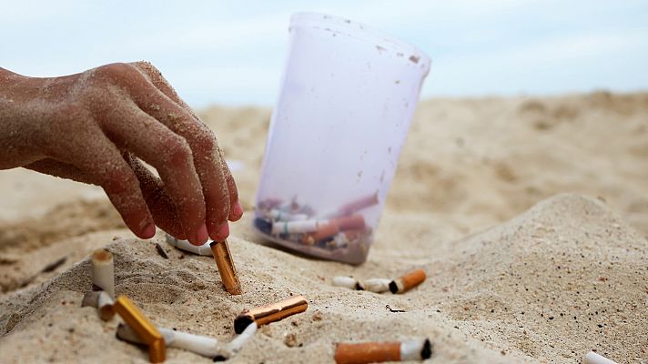 Los chiringuitos de Estepona cambian colillas por refrescos para mantener las playas limpias