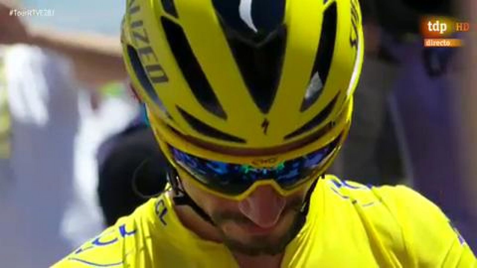 La euforia de toda Colombia por el primer maillot amarillo en el Tour firmado por su nuevo h�roe, Egan Bernal, se traslad� a los Campos El�seos de Par�s, al atardecer, para saludar la entrada de un joven de 22 a�os llamado a marcar una era en el cicl