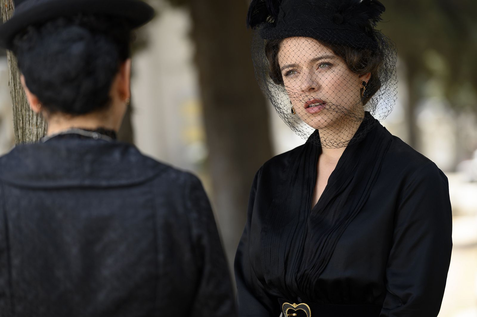 Genoveva maldice la tumba de Alfredo | Ver