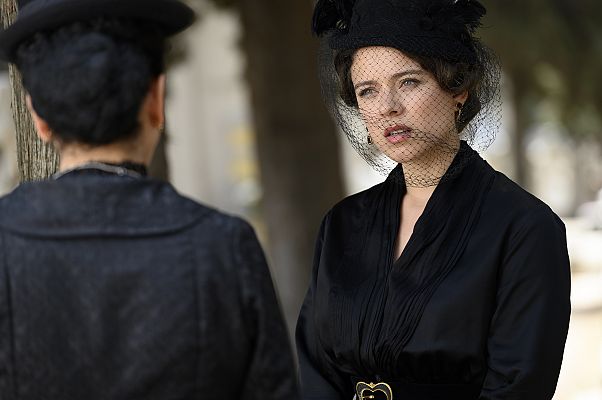 Acacias 38 - Genoveva maldice la tumba de Alfredo