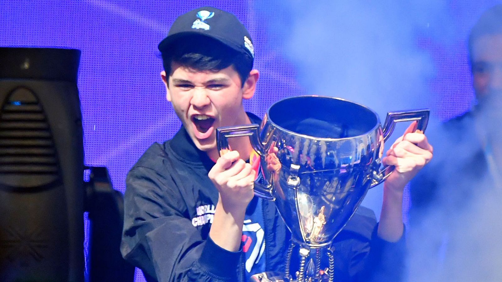 Un adolescente de 16 años ha ganado tres millones de dólares este domingo al coronarse campeón del torneo mundial de Fortnite, un evento de tres días celebrado en Nueva York en el que han competido 150 jugadores del popular videojuego.El estadouniden