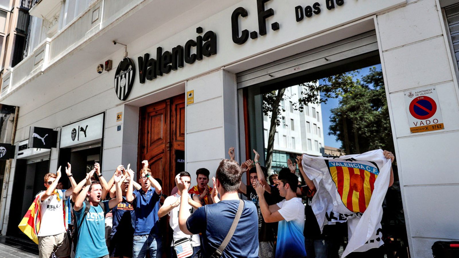 El director general del Valencia, Mateu Alemany, señaló a la salida de la reunión que ha mantenido hoy con el presidente del club, Anil Murthy, que van a seguir hablando, aunque aún no hay una decisión tomada sobre su futuro y que lo que quieren todo