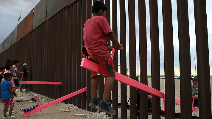 Telediario 1 - Columpios para acercar México y Estados Unidos