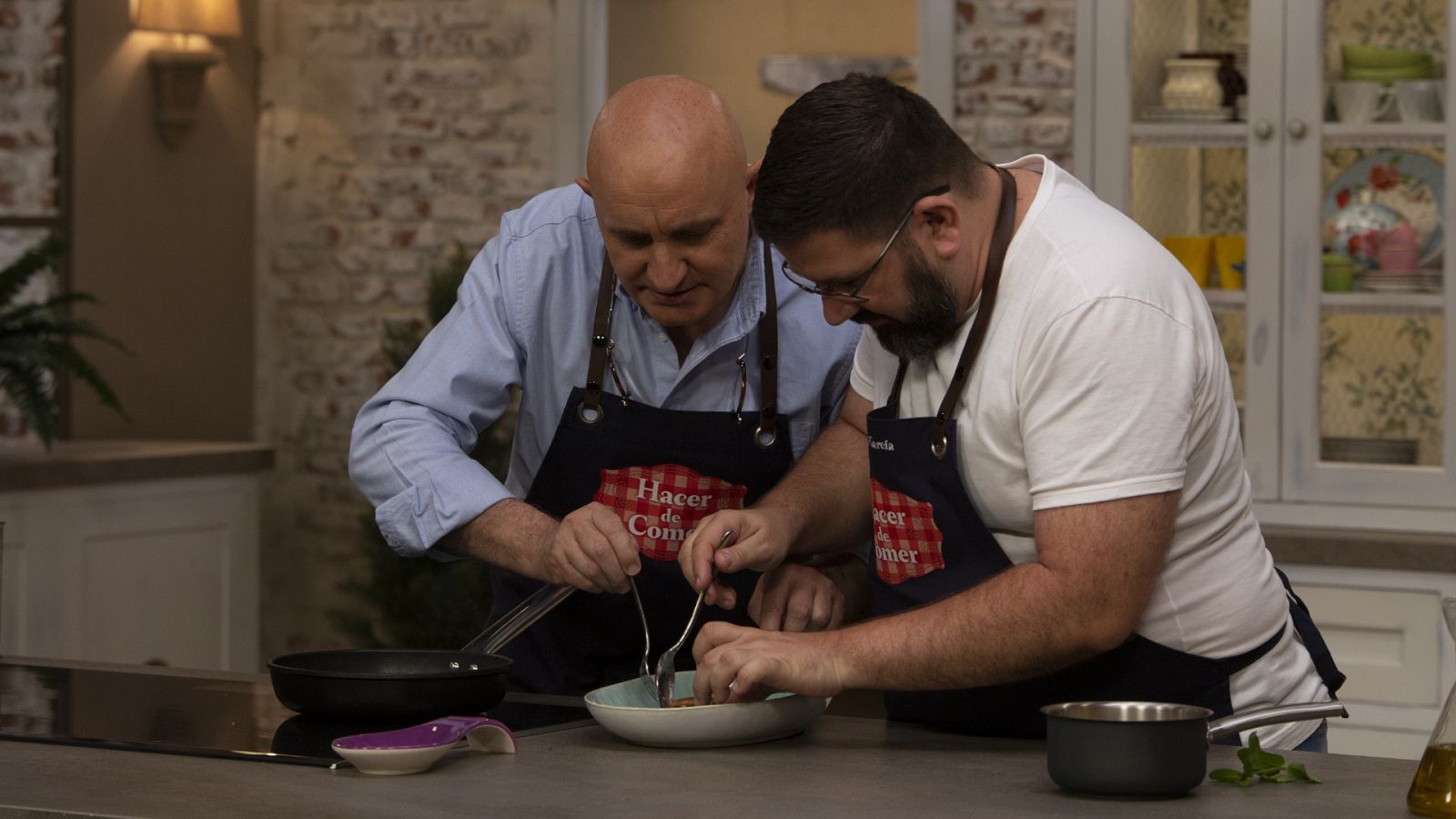 Hacer de comer - Gazpacho y manitas de cerdo - ver ahora