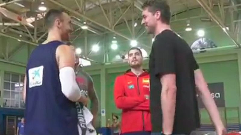 Pau Gasol visitó por sorpresa a sus compañeros de la selección española de baloncesto que preparan en Madrid el Mundial de China y al que él no podrá acudir por una lesión en el pie.