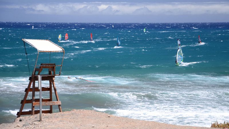 Vientos fuertes en el extremo sureste peninsular y en puntos de Canarias - Ver ahora