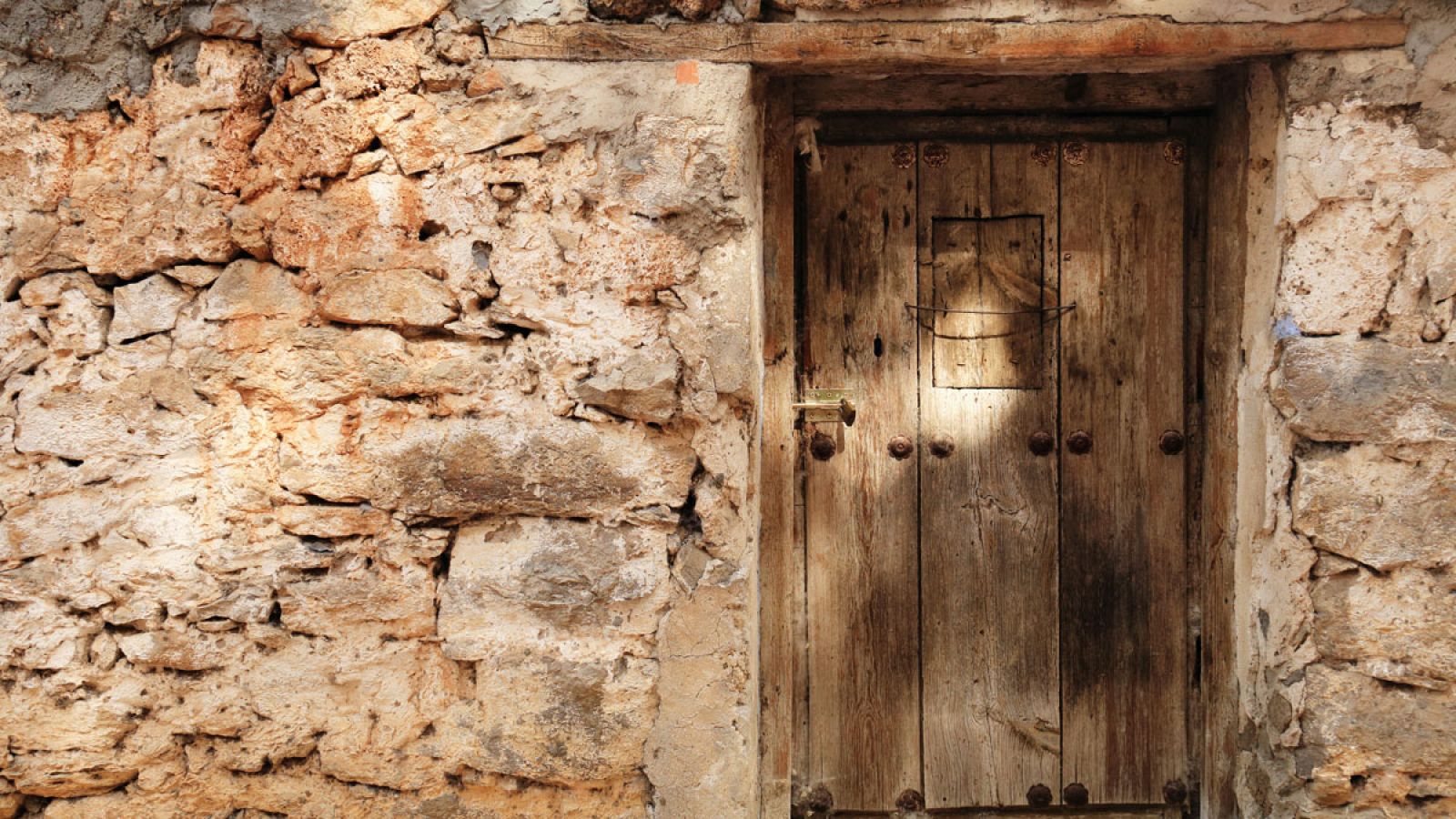 Los pueblos españoles se quedan vacíos y la Comisión Europea quiere hacer algo para evitarlo. Ha puesto en marcha un proyecto piloto en Villahoz, una localidad de Burgos, para que las empresas innovadoras se asienten en el territorio rural.