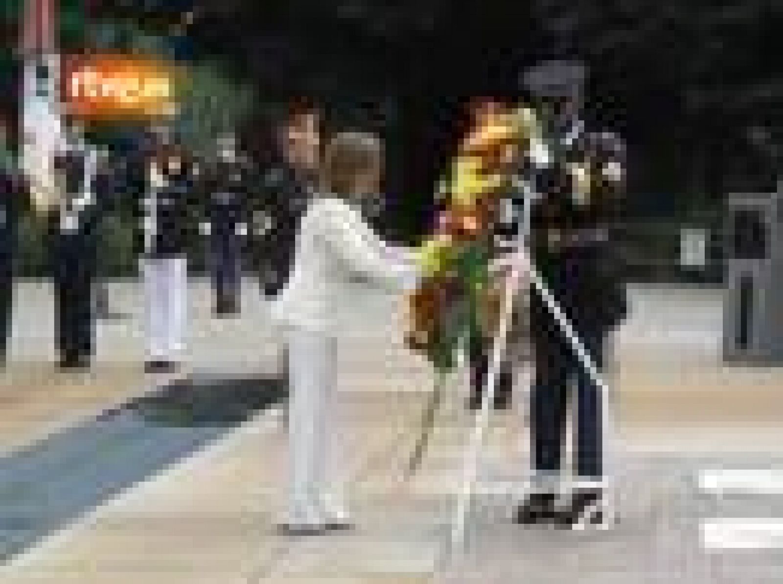 Chacón en la ofrenda floral en la tumba al Soldado Desconocido en el cementerio militar de Arlington | Ver