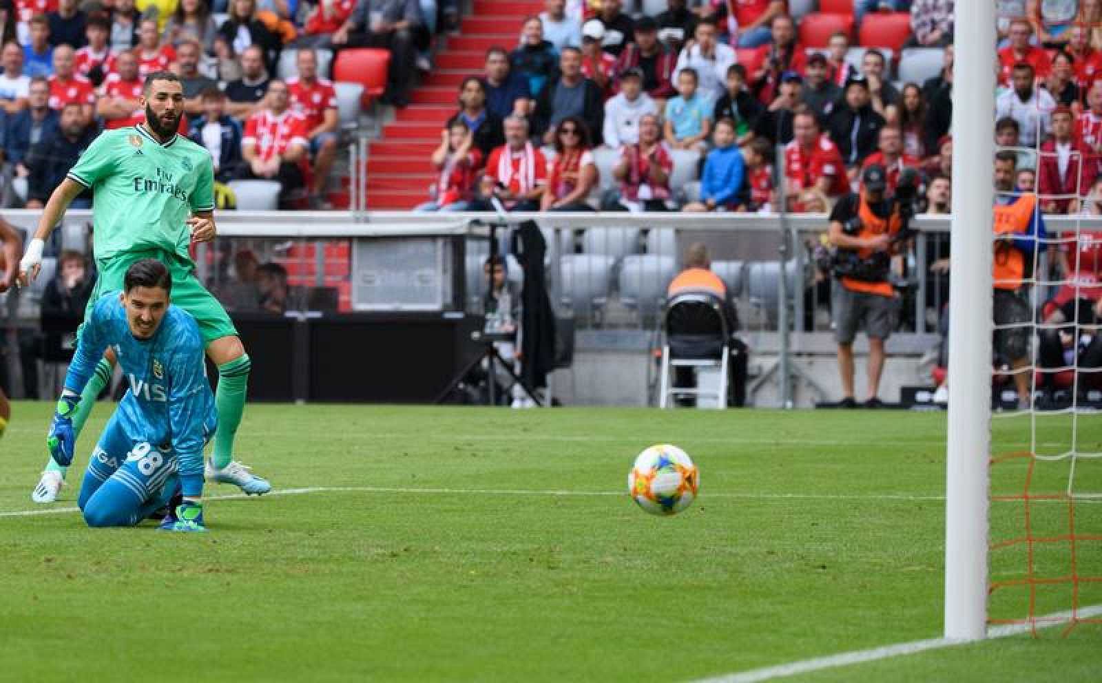 Benzema da al Madrid su primera victoria de la pretemporada