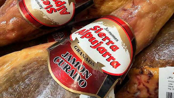 Facua denuncia una empresa por etiquetar como jamones de Granada a productos que procedían de Polonia