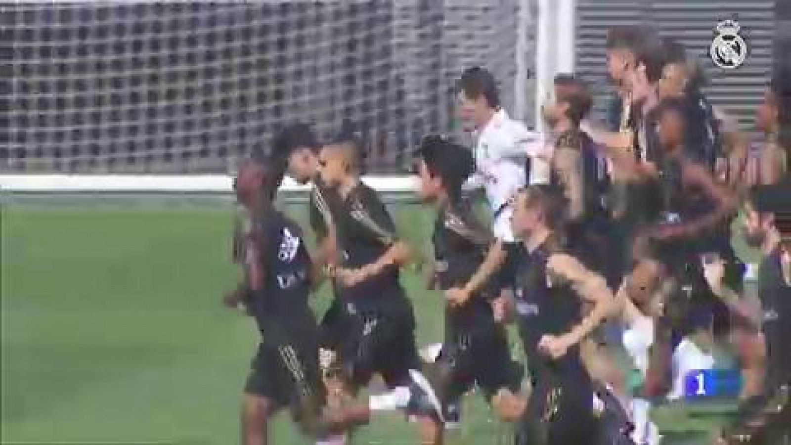 El Real Madrid, tras conseguir su primera victoria de la pretemporada, hace balance. Zidane es optimista a pesar de que aún hay dudas sobre todo en la faceta defensiva. El técnico se ha reencontrado con Bale en el entrenamiento.