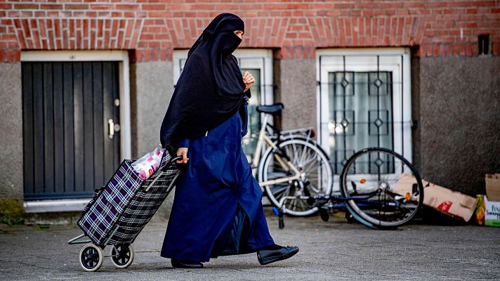 Holanda prohíbe ocultar el rostro en ciertos lugares públicos