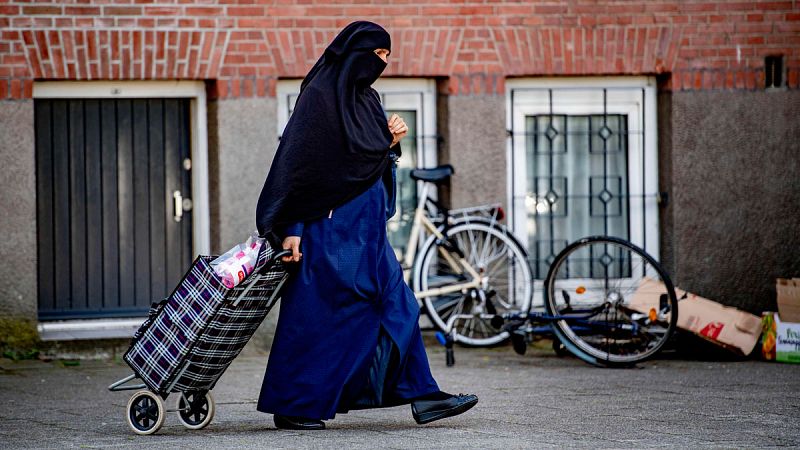 Holanda desde este jueves prohíbe ocultar el rostro en ciertos lugares públicos. Eso incluye a mujeres musulmanas que usan prendas como el burka. La ley que lo regula ha tardado años en tramitarse y su aplicación está todavía en el aire ante las pega