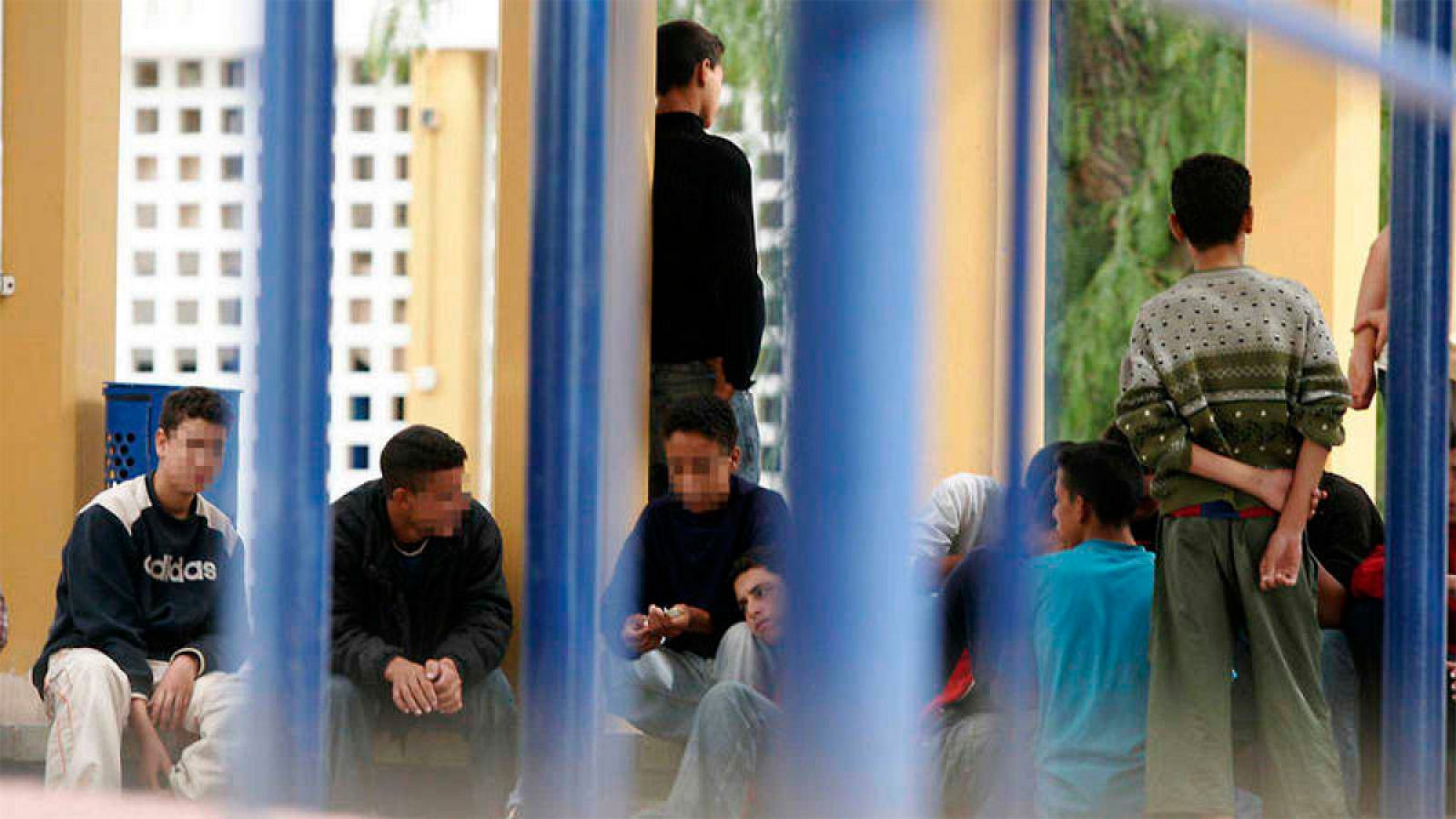 En Almería continúa la investigación sobre la muerte de un joven en un centro de menores hace un mes. Su familia denuncia que el protocolo de contención por el que se le ató a una cama no se aplicó bien y dicen que ésa fue la causa de su fallecimient