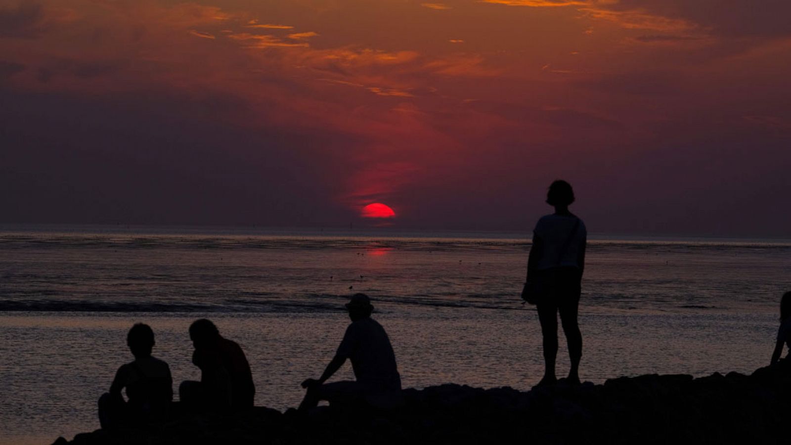 El tiempo: Intervalos de viento fuerte en las islas canarias occidentales | RTVE Play