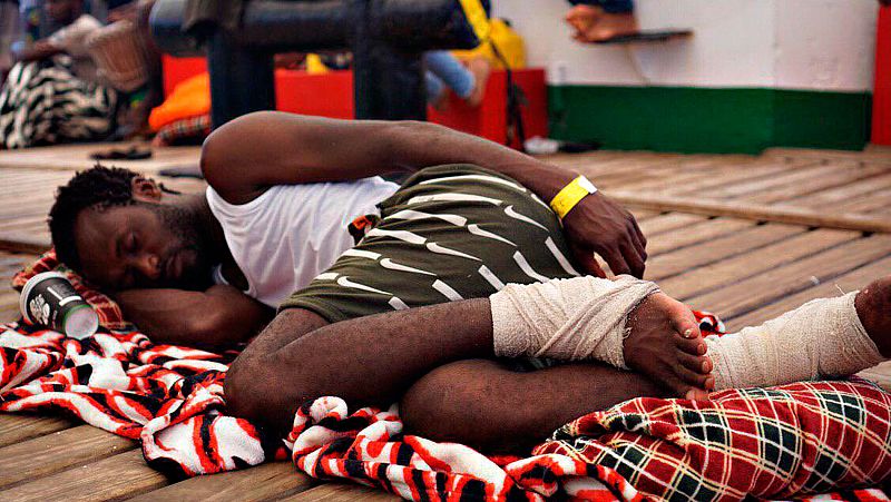 El barco de la ONG Proactiva Open Arms ha rescatado esta madrugada a otros 69 migrantes en aguas del Mediterráneo, que se suman a los 55 que fueron socorridas por la embarcación este jueves, por lo que ya son 124 los migrantes que viajan a bordo de l